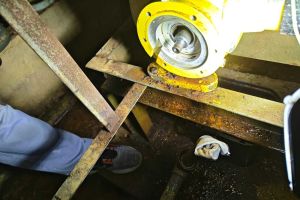 修隔膜计量泵漏油情况