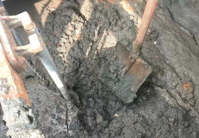 排泥泵被污泥糊住了，提不上来
