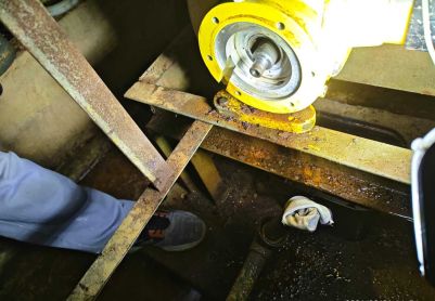 修隔膜计量泵漏油情况